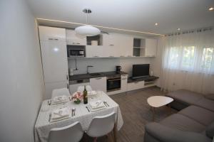 Kuchyň nebo kuchyňský kout v ubytování Central Beach Apartment + 15 fotografií