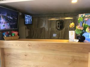 Televiisor ja/või meelelahutuskeskus majutusasutuses Nice Hotel