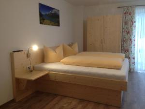 En eller flere senge i et værelse på Ferienwohnungen Karwendel Camping