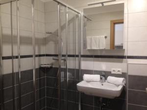 A bathroom at Ferienwohnungen Karwendel Camping