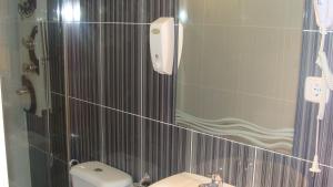 A bathroom at Hostal JQ Madrid 1