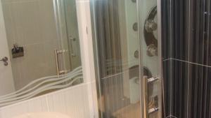 A bathroom at Hostal JQ Madrid 1