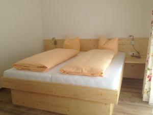 A bed or beds in a room at Ferienwohnungen Karwendel Camping
