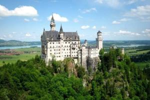 un castillo en la cima de una colina con árboles en Landhaus Panorama, en Reutte