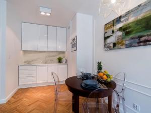 a kitchen with a table and chairs in a room at Apartament 59 Dwie Sosny in Ustronie Morskie