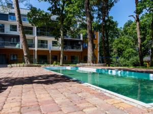 an empty swimming pool in front of a building at Apartament 59 Dwie Sosny in Ustronie Morskie