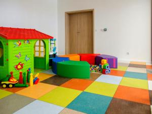 ウストロニエ・モルスキエにあるApartament 59 Dwie Sosnyのカラフルな床のおもちゃが詰まった部屋