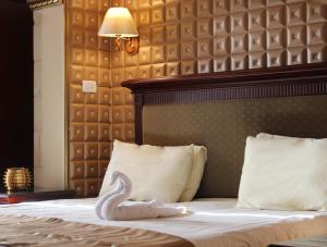 un cisne de toallas en una cama en una habitación de hotel en Rana Palace, en Amán