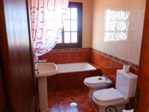 łazienka z umywalką, toaletą i oknem w obiekcie Vivienda Vacacional Florentina w mieście Fuencaliente de la Palma