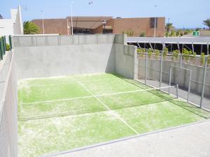Tennis und/oder Squash in der Unterkunft Luxury Apartment Las Terrazas oder in der Nähe