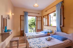Postel nebo postele na pokoji v ubytování Ipsos Marias Apartments