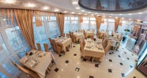 an overhead view of a dining room with tables at Family Resort Hotel Милоо in Loo