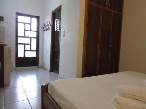 A bed or beds in a room at Meroi Studios Molos