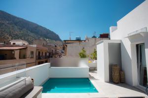 een zwembad op het balkon van een huis bij Settegrana in Cinisi