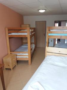 Postel nebo postele na pokoji v ubytování Retro Vrbovec