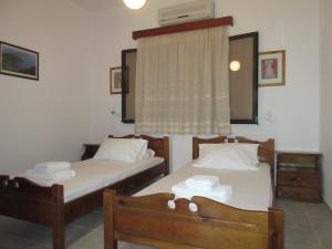 A bed or beds in a room at Meroi Studios Molos