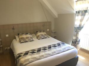 Кровать или кровати в номере Hôtel & SPA Rodier