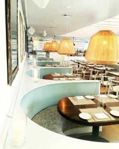 un restaurante con mesas y sillas en una habitación en Capri Southampton en Southampton
