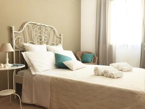 クストナーチにあるLa Casa più Bellaのベッドルーム1室(白いベッド1台、タオル付)