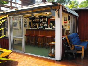 un bar avec tabourets à l'intérieur d'un bâtiment dans l'établissement Tegelvägen B, à Nättrabyhamn