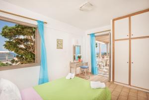 een slaapkamer met een bed en uitzicht op de oceaan bij Panorama-Seaview Studios & Apartments in Chersonissos +55 foto's