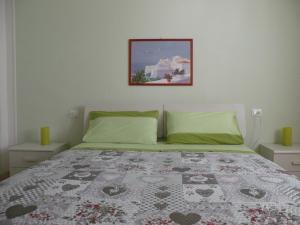 a bedroom with a bed and a picture on the wall at Casa Oriana in Rosolina