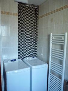 a laundry room with a washer and a washing machine at Suite à 800m de la plage in Saint-Lunaire +9 photos