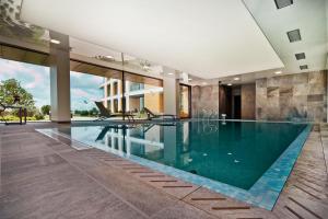a swimming pool in the middle of a house at Zatoka Komfortu BlueApart Jastarnia in Jastarnia