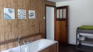 Koupelna v ubytování La ferme de Bertogne + 28 fotografií