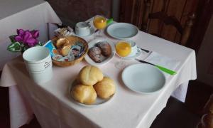 einen Tisch mit Speisen und Getränken darauf in der Unterkunft Albergo Bandoni in Rapallo