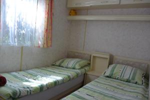 Ένα ή περισσότερα κρεβάτια σε δωμάτιο στο Domki Zacisze Mikoszewo