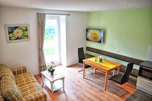 sala de estar con sofá y mesa en Lindenhof Residence Meran en Merano