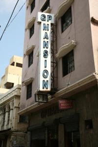 un cartello hotel sul lato di un edificio di GP Mansion a Chennai