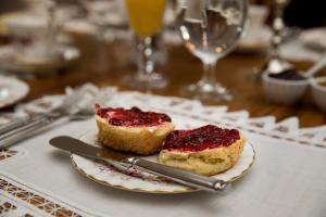 斯特拉特福的住宿－Hatfield House on Hibernia，一张盘子,桌子上放着两块蛋糕