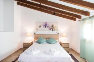カンポスにあるFinca Sa Torre de'n Piza - Grupo Bernaのベッドルーム1室(白いベッド1台、ランプ2つ付)