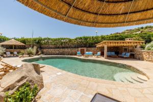 Bazén v ubytování Hotel Costa Caddu nebo v jeho okolí