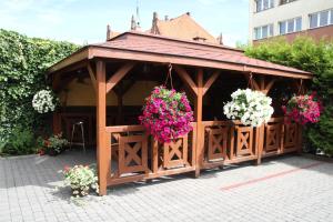 drewniana altana z kwiatami w obiekcie Apartamenty Klemens w mieście Puck