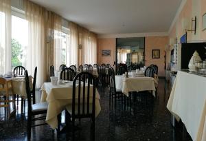 un comedor con mesas y sillas en un restaurante en Hotel Mirabello, en Sirmione