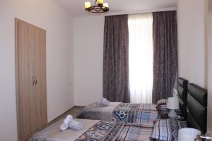 מיטה או מיטות בחדר ב-Cozy Apartment In Real Heart Of Old Tbilisi