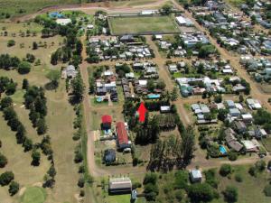 una vista aérea de un parque con una casa roja en Cabañas Rincón del Río en Colón