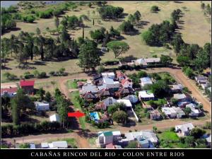 una vista aérea de un pueblo con casas en Cabañas Rincón del Río en Colón