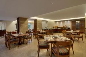 Pride Hotel, Chennai tesisinde bir restoran veya yemek mekanı