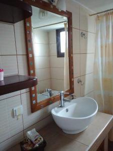 uma casa de banho com um lavatório e um espelho em Old Alleys em Agios Nikolaos
