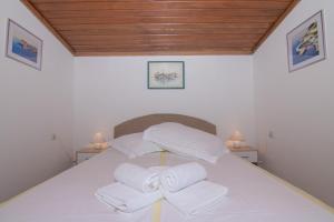 En eller flere senge i et værelse på Apartments Bruno