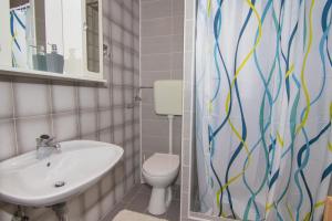 Et badeværelse på Apartments Bruno + 36 billeder