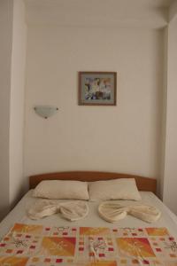 Villa Nestor tesisinde bir odada yatak veya yataklar