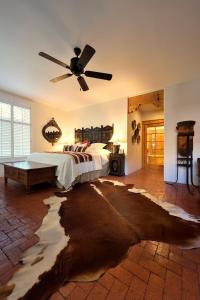 una camera con letto e ventilatore a soffitto di Casa Culinaria - The Gourmet Inn a Santa Fe