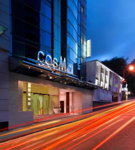 un edificio con un cartello su una strada di Cosmo Hotel Hong Kong a Hong Kong