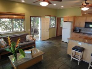 a living room with a couch and a kitchen at Aloha AKU - CoCoPalm 1 in Kihei