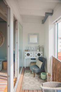 sala de estar con silla y chimenea en Oporto LightHouse Apartment by DA'HOME, en Oporto